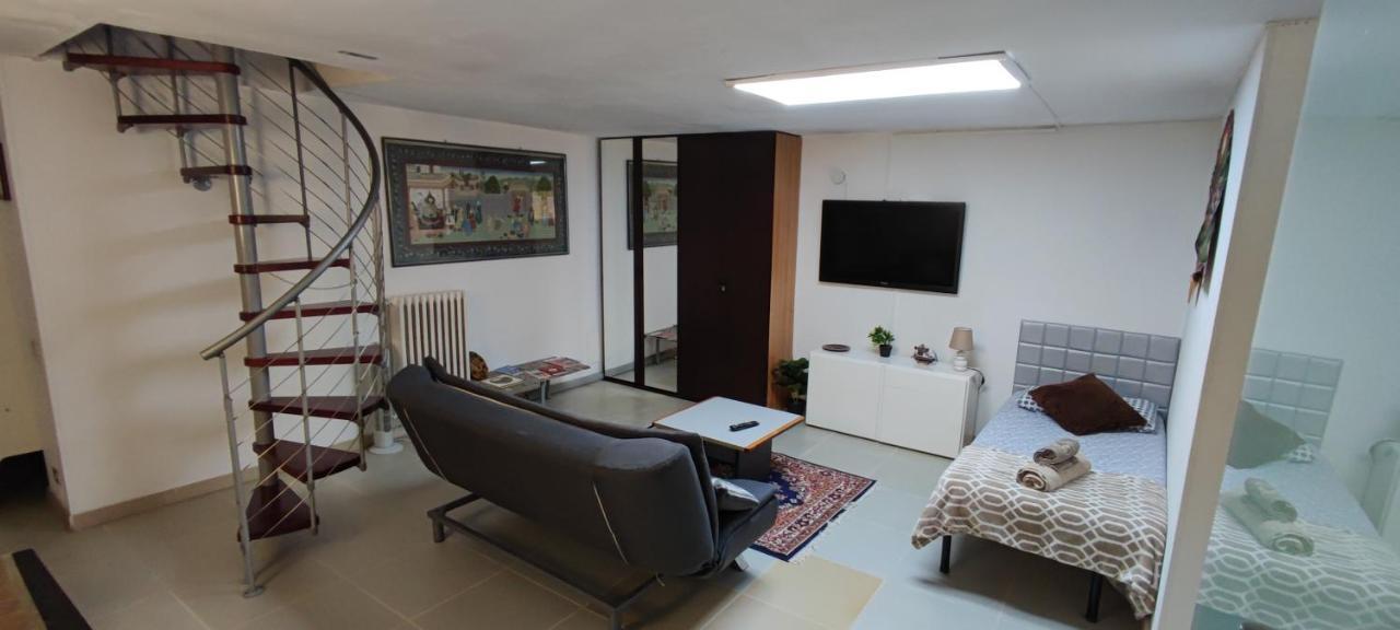 Central Private Flat By Old Town, Shops, Restaurants Bari Exteriör bild